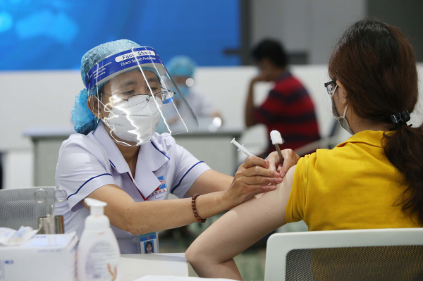 Việc huy động mọi nguồn lực đẩy mạnh chiến dịch tiêm chủng vaccine phòng COVID-19 là một trong những điều kiện cơ bản giúp Việt Nam kiểm soát được dịch bệnh - ẢNH PHƯƠNG NGHI